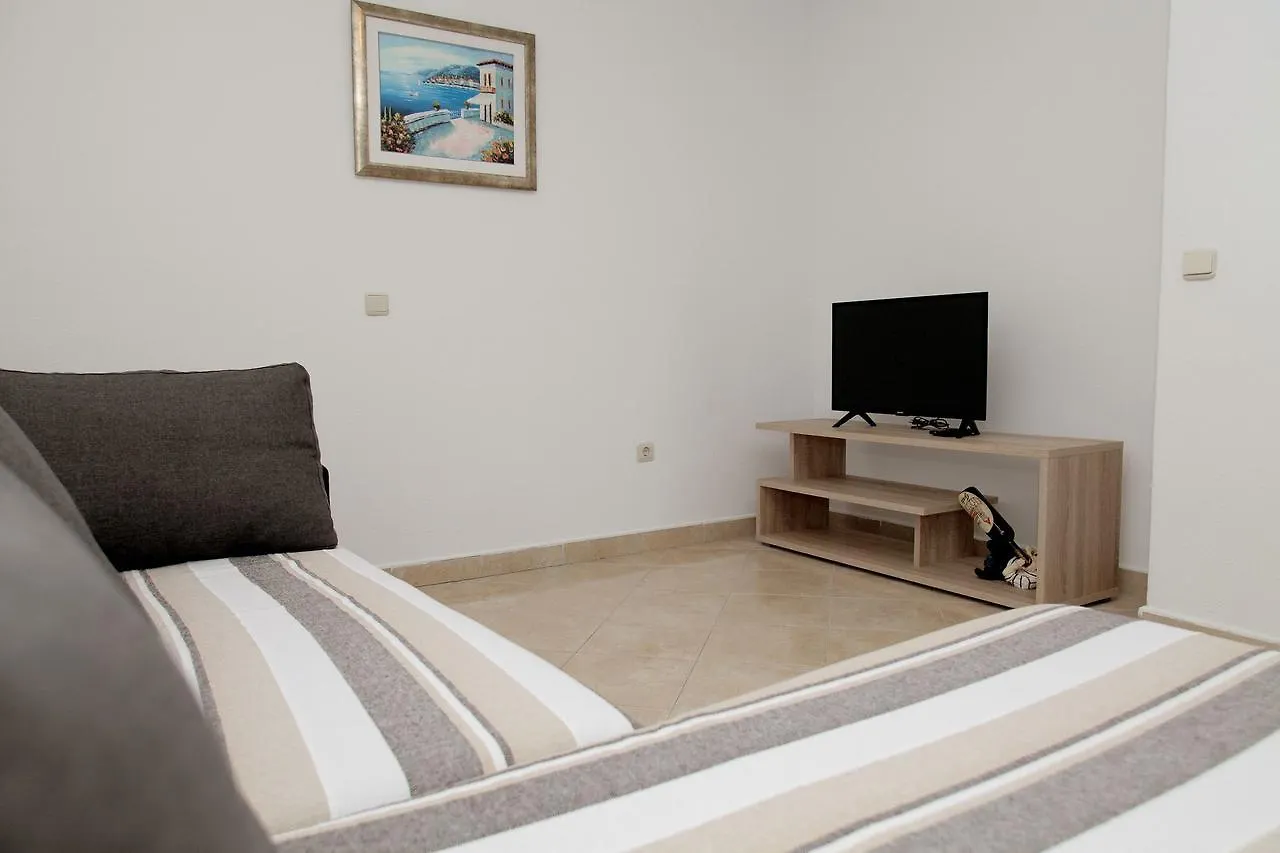 Apartments Iva Τρογκίρ