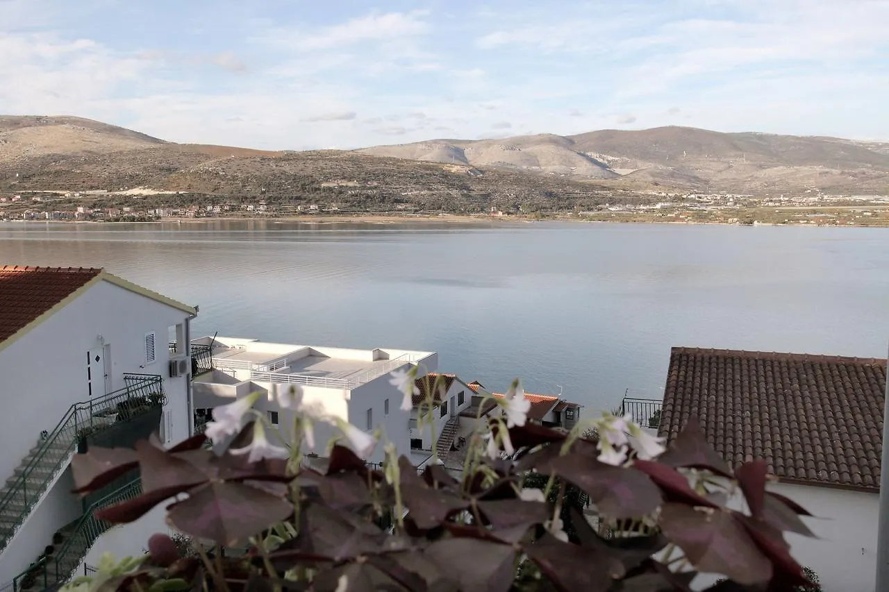 Apartments Iva Τρογκίρ