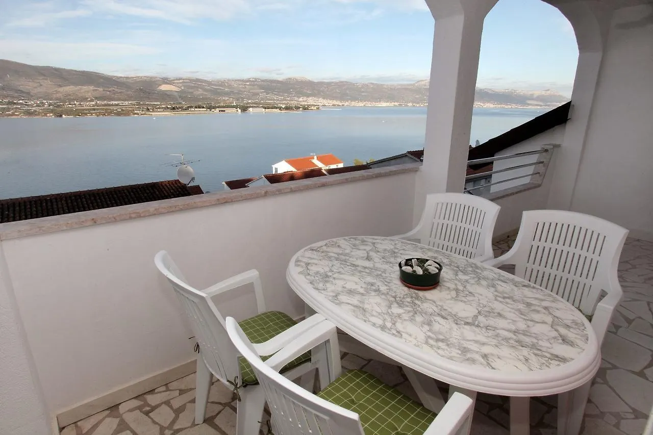 Apartments Iva Τρογκίρ 0*,