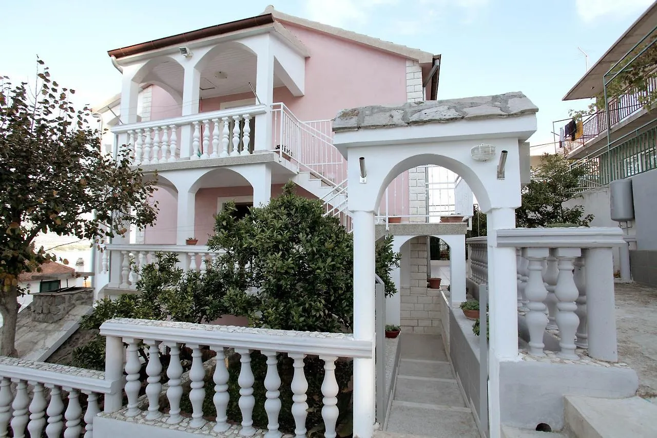 Apartments Iva Τρογκίρ 0*,