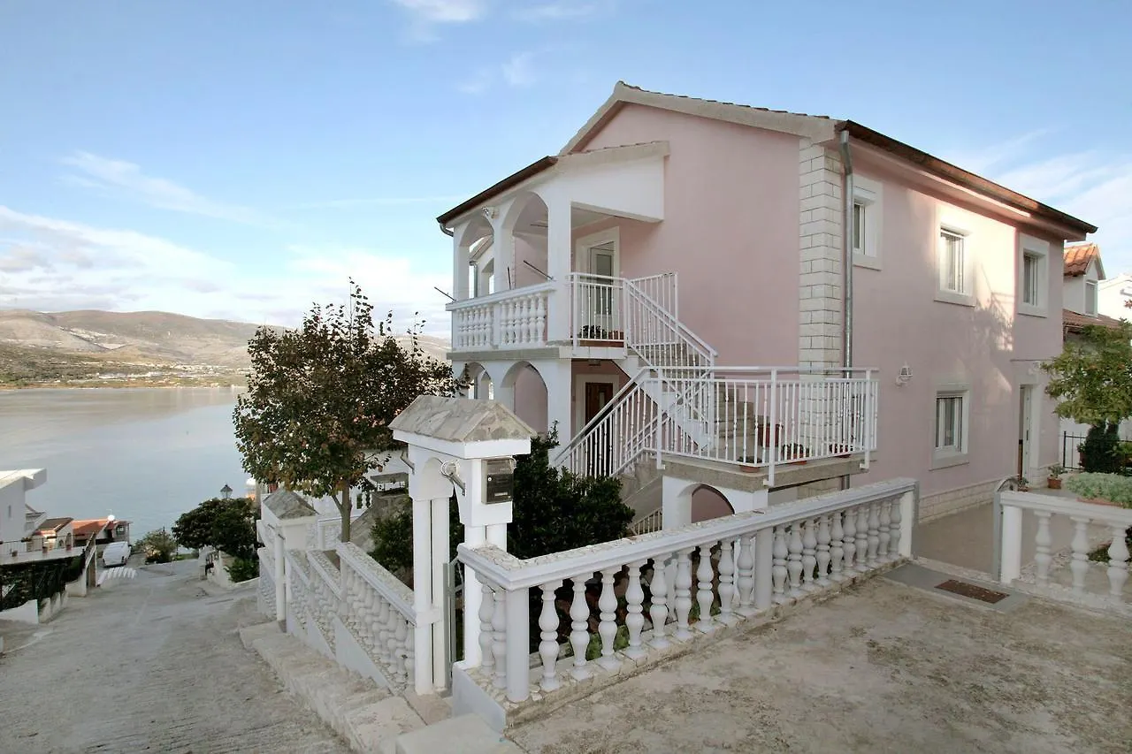 Apartments Iva Τρογκίρ