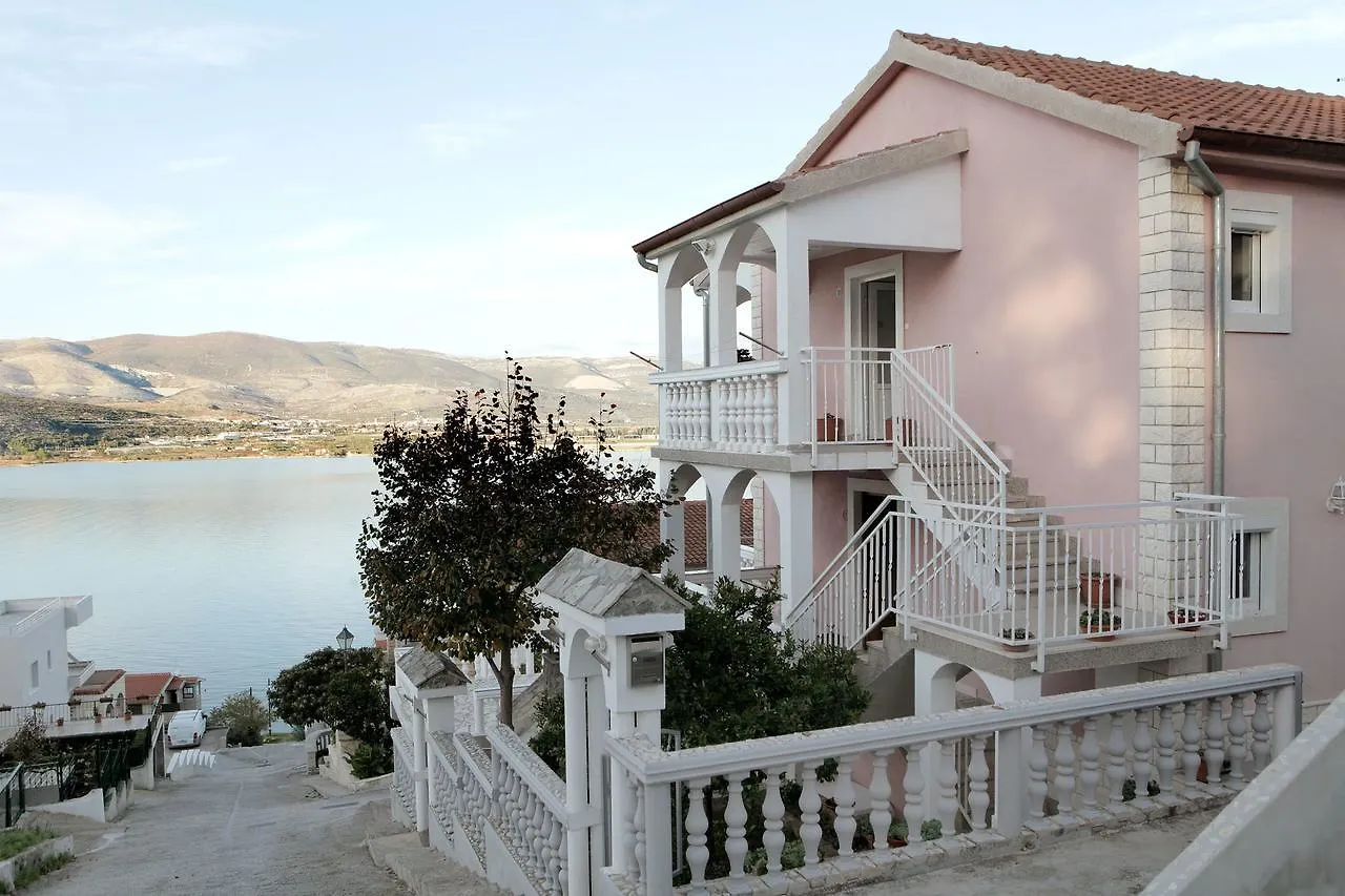 Apartments Iva Τρογκίρ