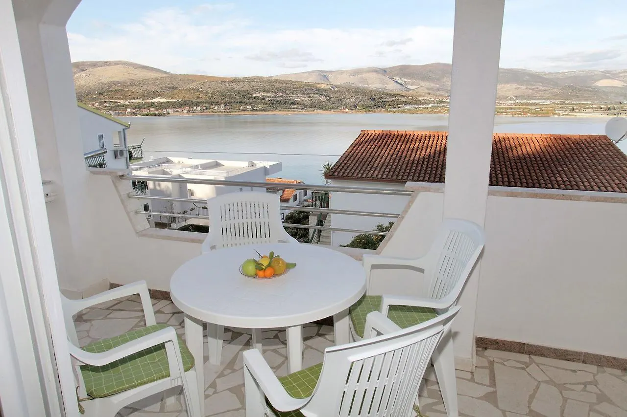 Apartments Iva Τρογκίρ