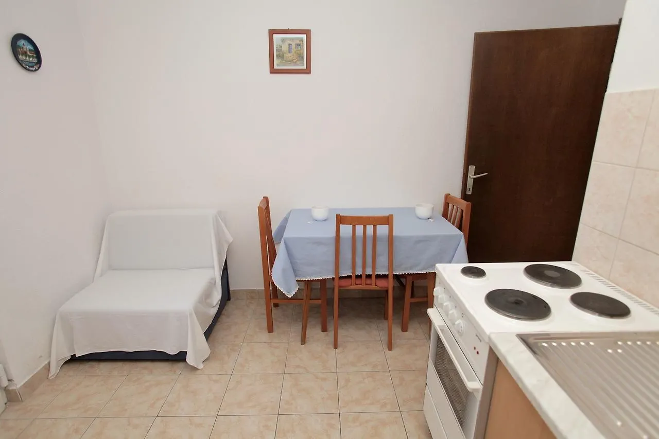 Apartments Iva Τρογκίρ 0*,